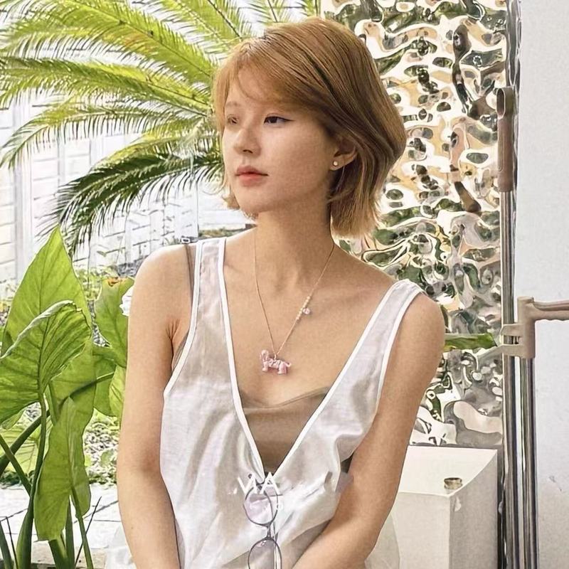 2025 新 Zhao Lusi 同じスタイルのかわいいピンクのダックスフントの子犬のリボンペンダントネックレスロングアクセサリー装飾|undefined