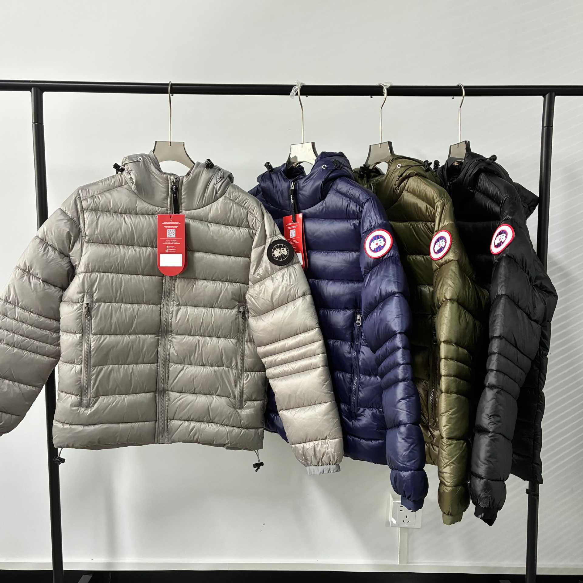 Lightweight, quilted, hooded cotton-padded jacket with cross-border export features; easy to pack and portable; windproof and tear-resistant.
