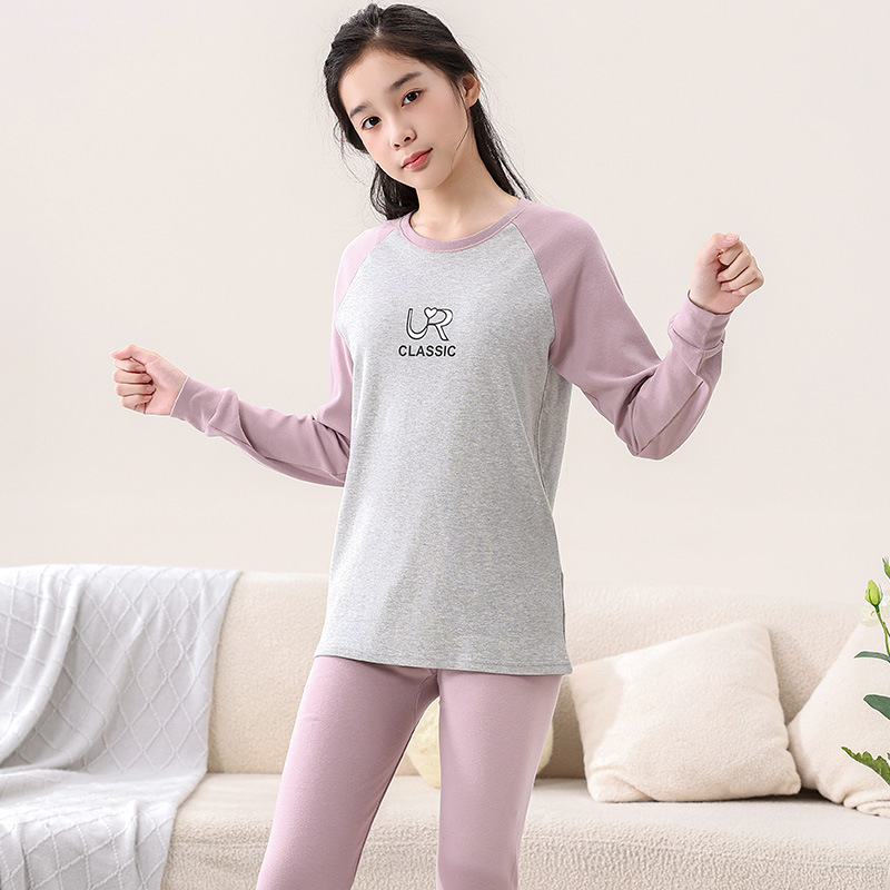 연근 보라색이 가미된 밝은 회색