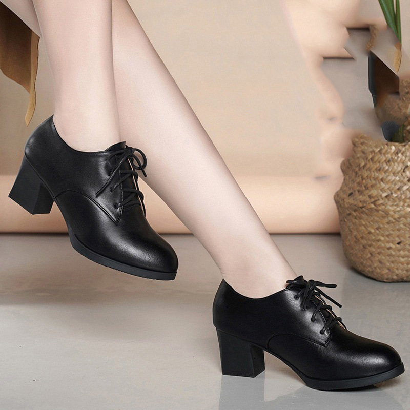 2026 primavera y verano nuevo hombre pequeño tacones gruesos resistentes al desgaste temperamento negro elegante madre delantera lazos zapatos de tacones altos
