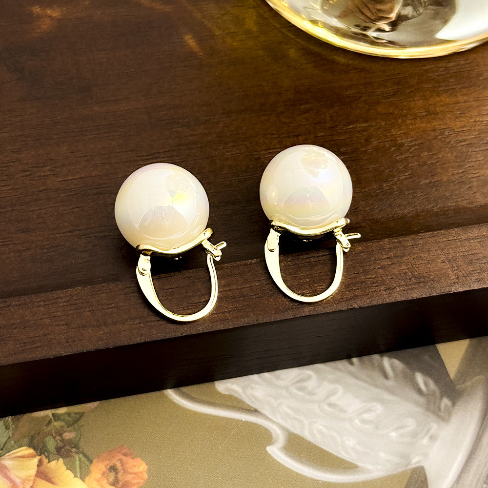 Pendientes de perlas de color de temperamento de estilo de Hong Kong, pendientes de temperamento de todo fósforo de alto nivel de nicho, personalidad de moda, pendientes retro, mujeres