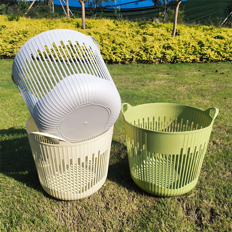 洗濯かごの汚れた服を収納するかごにトイレの家庭用洗濯かごを入れて、おもちゃを交換してバケツの汚れた洗濯かごを収納する|undefined