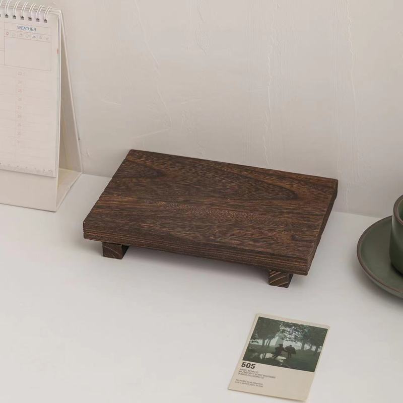 木質品の四角形の物置棚のデスクトップの手作り展示棚の展示板のデスクトップの写真を撮って物置板を飾ります。|undefined