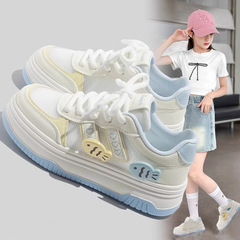 女の子靴2025春の新しいスポーツシューズの小魚板靴夏のネット学生は軽い白靴を履いている