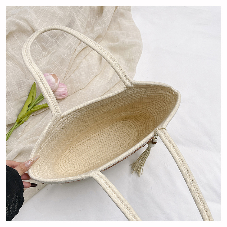 A trendy and stylish underarm bag for summer, a simple single-shoulder bag for women, and a fashionable, casual, and high-quality bag undefined