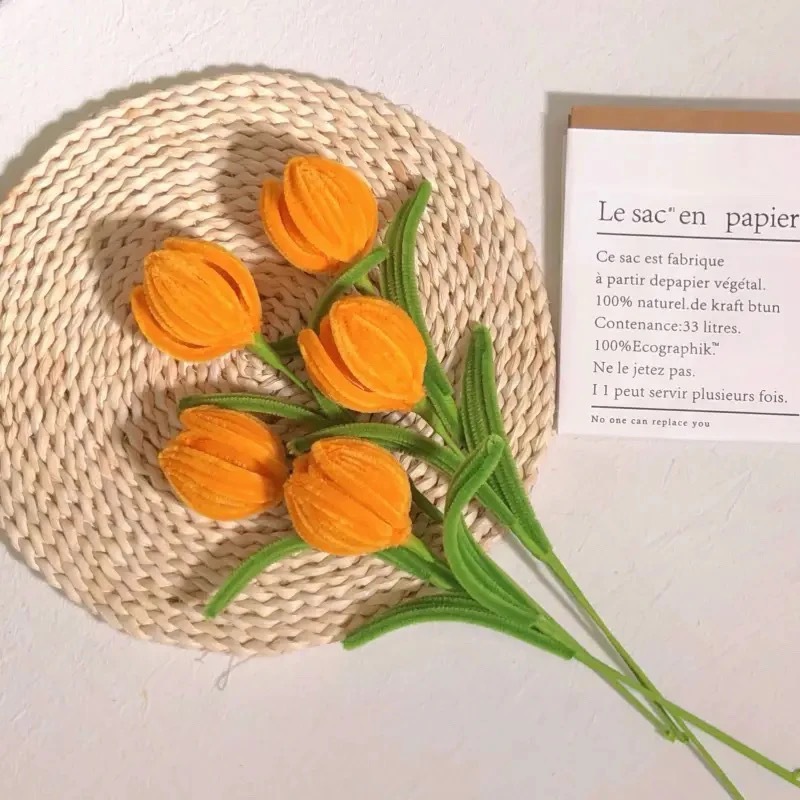 포장이 없는 단일 오렌지 튤립