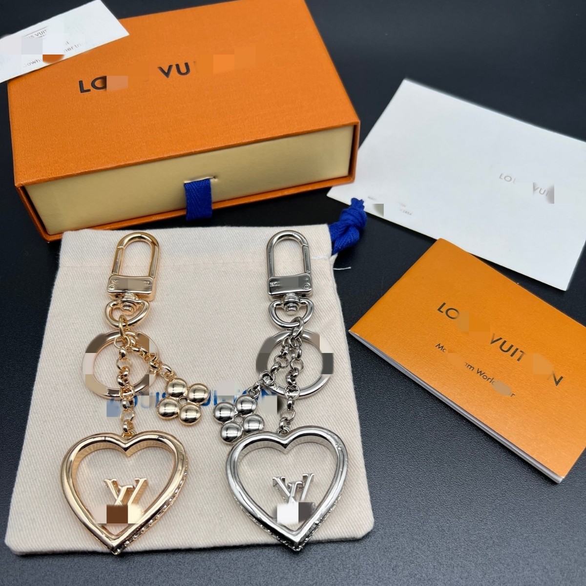 驴牌女包包挂件饰品新款跨境镶钻爱心钥匙链扣V字母创意箱包配饰