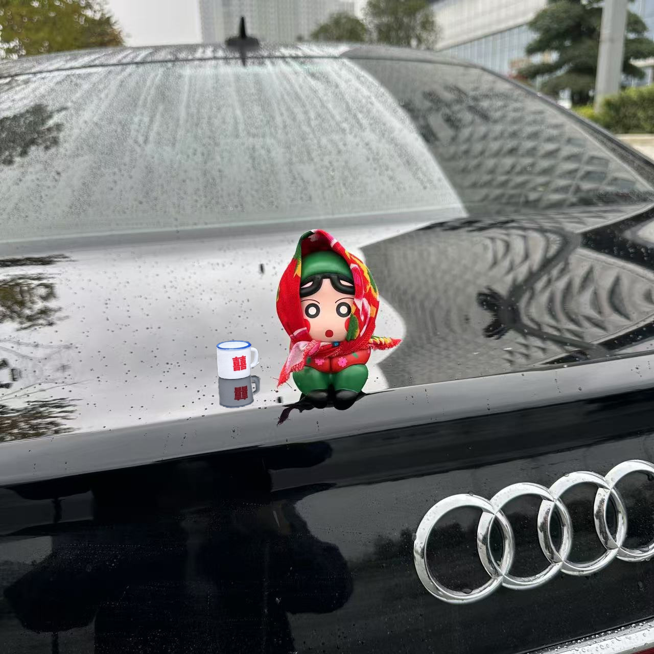 En la parte trasera del automóvil, Cuihua Village Flower Crayon Shin-chan, decoraciones para automóviles, muñecas en el techo del automóvil, muñecas de automóvil eléctrico