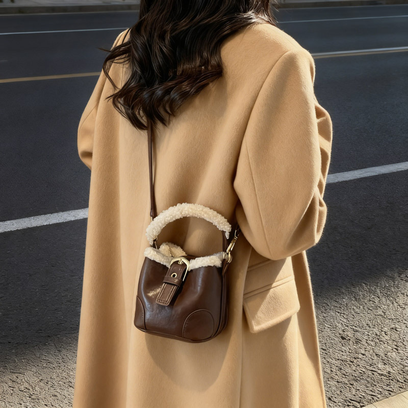 Cordero MINI bolso de cubo de mano retro bolso de peluche de color para mujeres 2025 invierno nuevo mochila de hombro