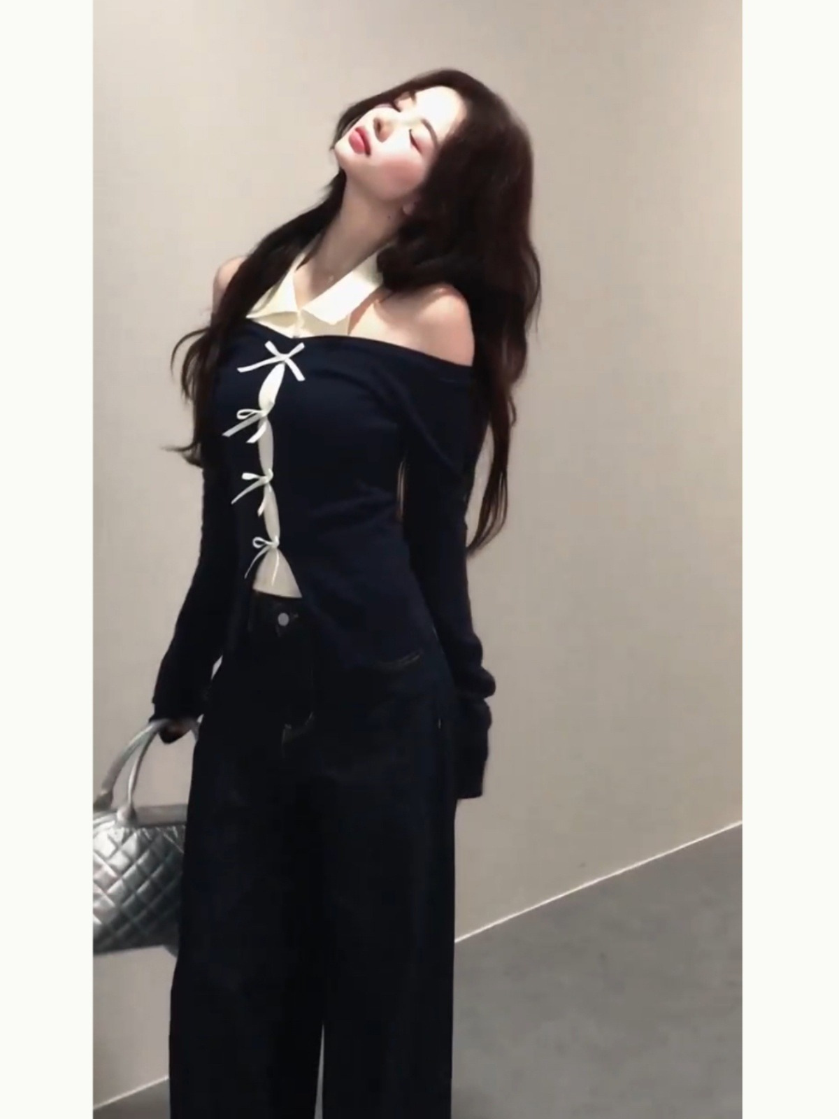 不規則な修身は腰を収めてtシャツの女性の秋の純粋な欲望のギャルの2024の新型の偽の2枚のニットの上着を折ります。