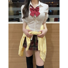 純欲ギャルは腰の長袖のシャツの女性JKの制服の学院の風の白いシャツを収めて身を修めてやせている上着のスカートを現します。