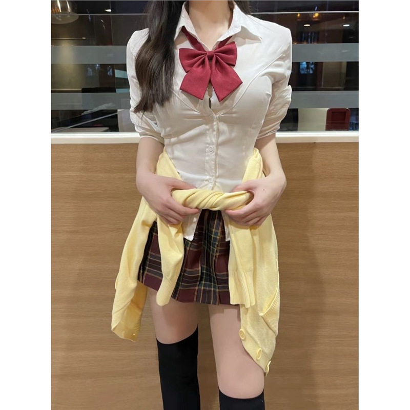 純欲ギャルは腰の長袖のシャツの女性JKの制服の学院の風の白いシャツを収めて身を修めてやせている上着のスカートを現します。|undefined