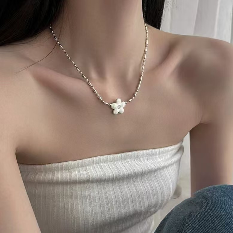 Summer New Flower Pendant Necklace Women's Fashion Light Luxury Necklace Niche Design High-End Clavicle Chain Wholesale