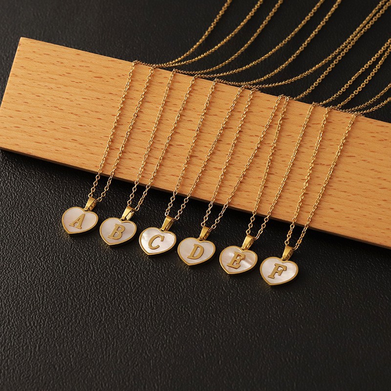 Europa y América 18K oro amor clavícula cadena de las mujeres de acero inoxidable corazón blanco madre colgante 26 letras titanio acero collar