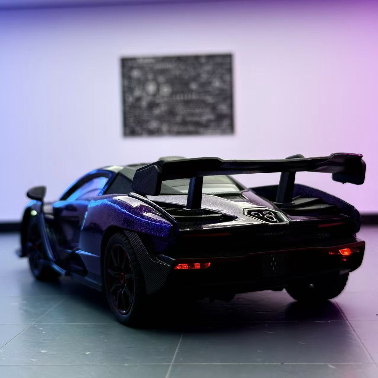 Coche a modelo de coche 1:24 superdeportivo Sena modelo de coche deportivo de aleación con retorno de luz y sonido coche de juguete para niños al por mayor