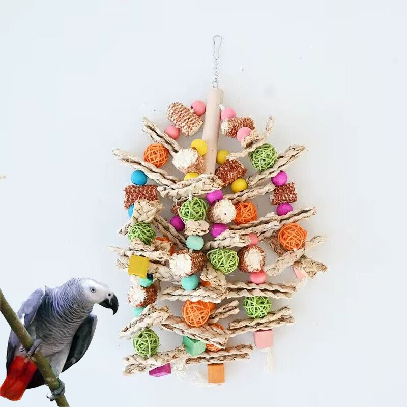 Большие и большие игрушки для птиц-попугаев кусают большие нити из травы