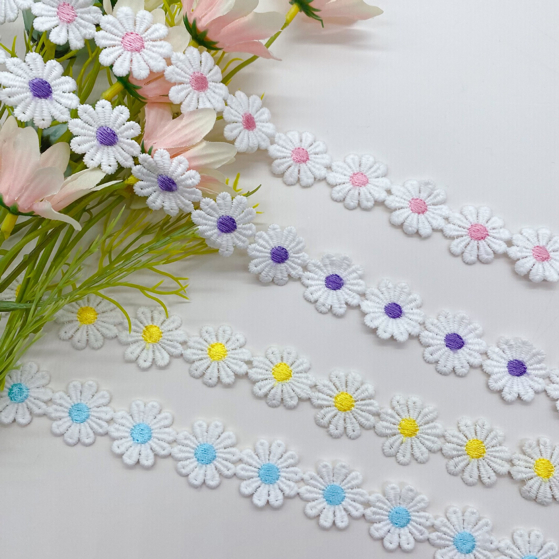 Leche seda color hilo de encaje en stock vestido de novia Decoración Accesorios puede cortar Margarita código de barras bordado soluble en agua encaje