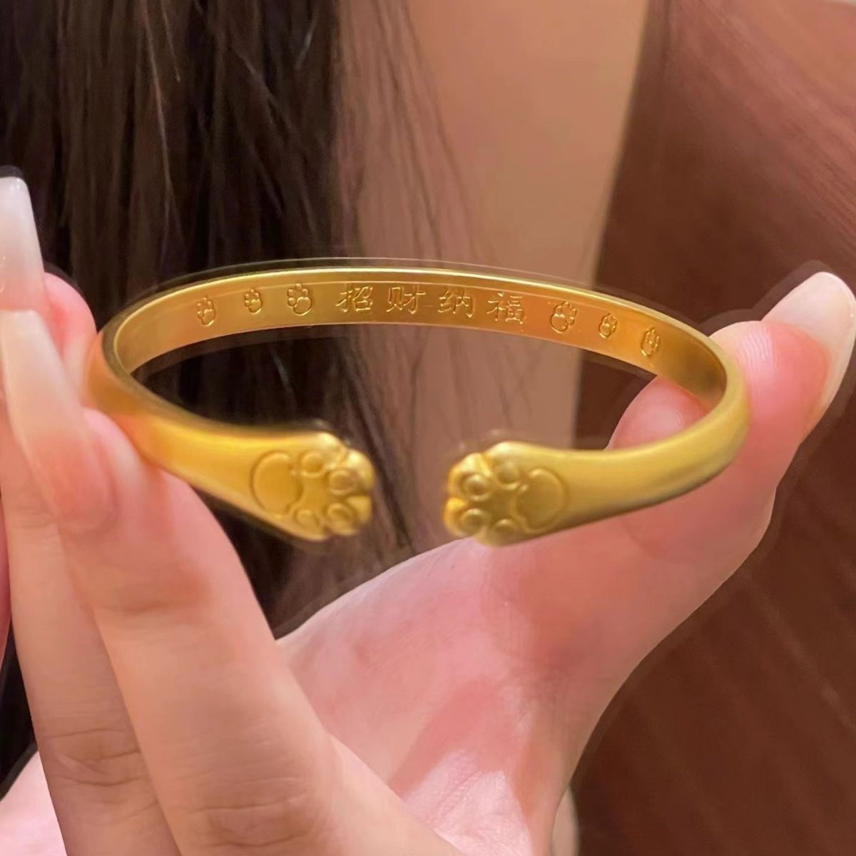 Braccialetto aperto stile antico in oro sabbia vietnamita con artiglio di gattino femmina Braccialetto con artiglio di gatto Boutique in nichel perla Piccolo libro rosso stesso stile_voghion.com