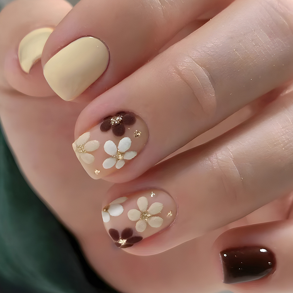 Flor de tres colores simple, armadura corta, brillo dorado, uñas de moda, parche de uñas postizas de temperamento elegante