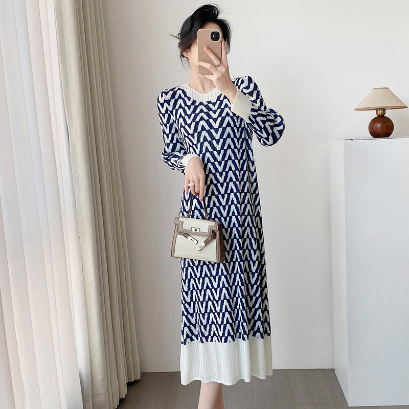 Miyake Pleated 2026 New Geometric Pattern Dress with Three-Quarter Sleeves, Blue and White Color Block, Slimming Straight Long Dress with a High-End Feel