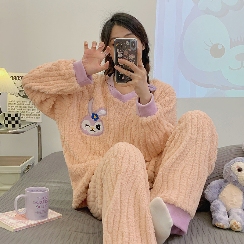 Pijamas de dibujos animados al por mayor transfronterizos de mujeres otoño invierno manga larga cuello redondo con collar grueso bordado dulce cubierta de ropa casera casual