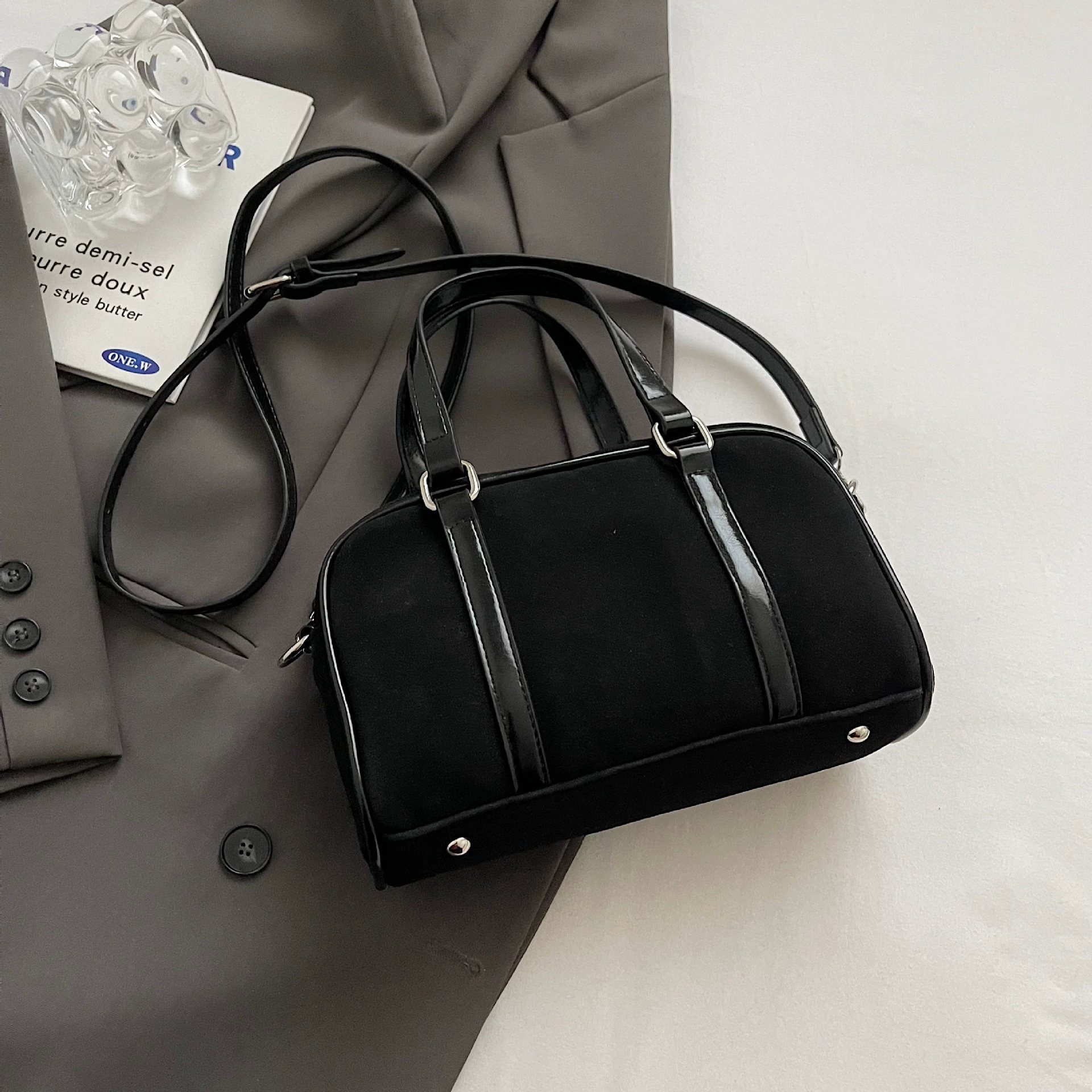 Capacious retro one-shoulder bag for leisure