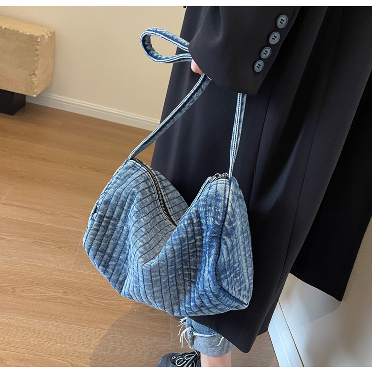 Frau Groß Denim Einfarbig Strassenmode Kissenform Reißverschluss Schultertasche Umhängetasche display picture 12