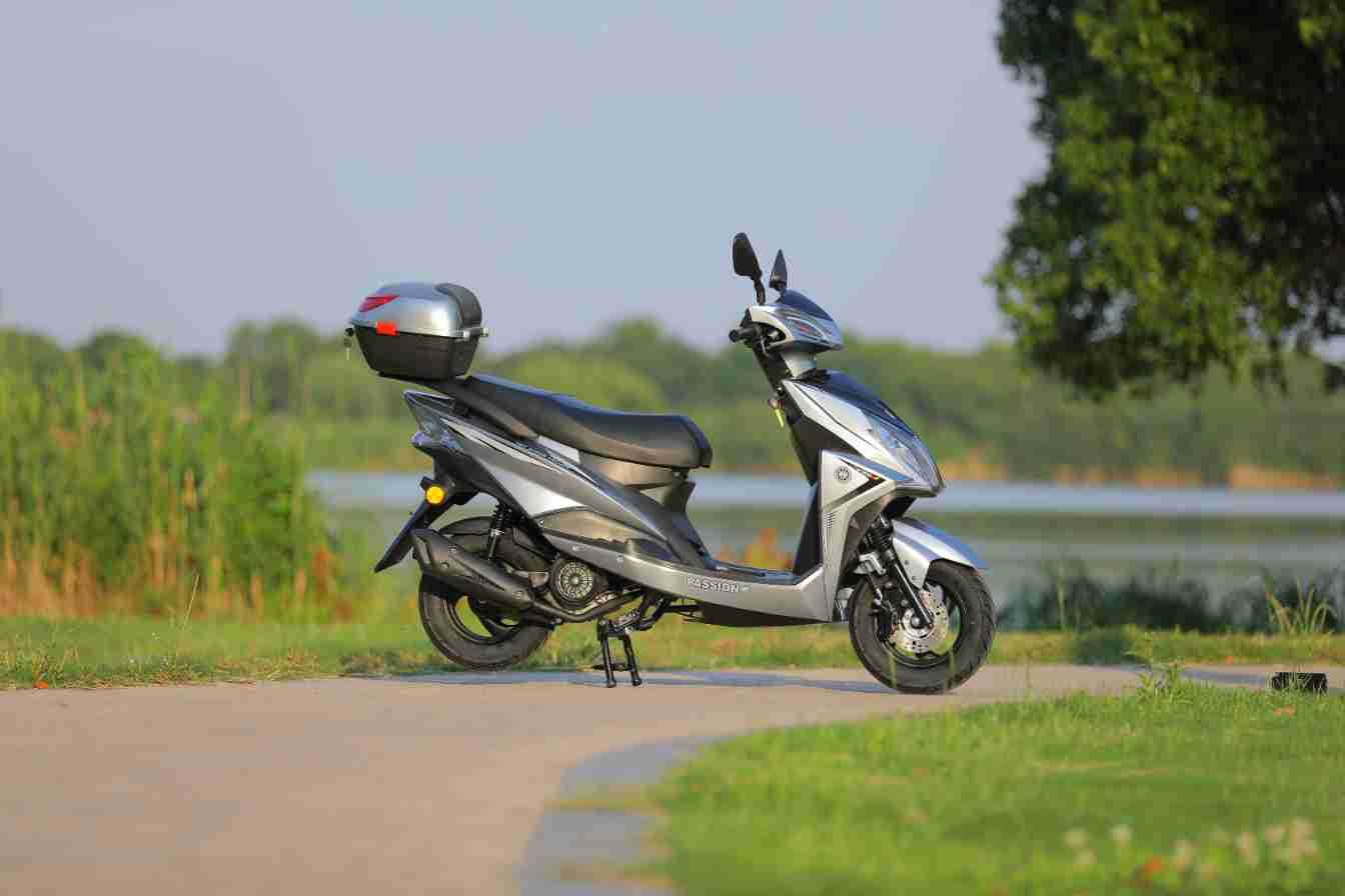 Brand New Domestic Fuel Scooter, High Power, Long Battery Life, Fuel-Saving Motorcycle, Adult Commuting and Long-Distance Running King
