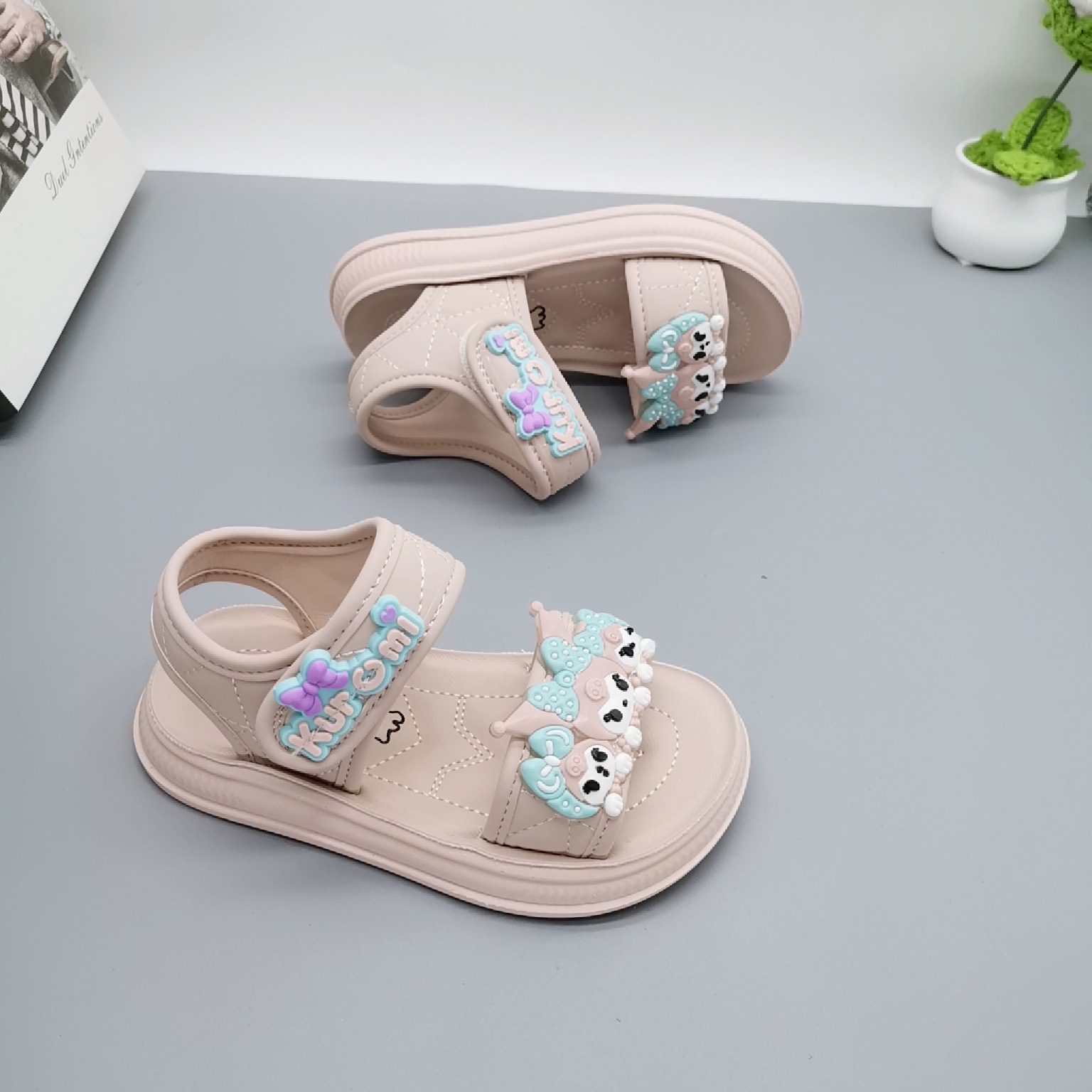 Sandalias Verano Estilo Caliente 2025 Zapatos de Playa para Niñas de 1-5 Años Zapatos Casuales de Malla Antideslizantes Lindos Zapatos de Suela Suave Princesa.