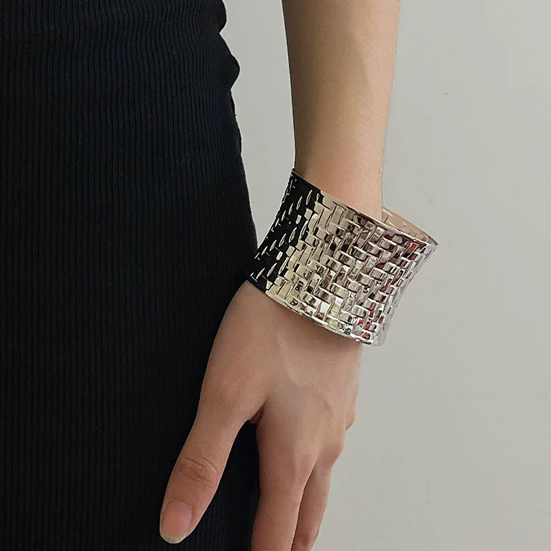 Retro metal woven design glossy crooked women's bracelet, European style, light luxury style, trend of season