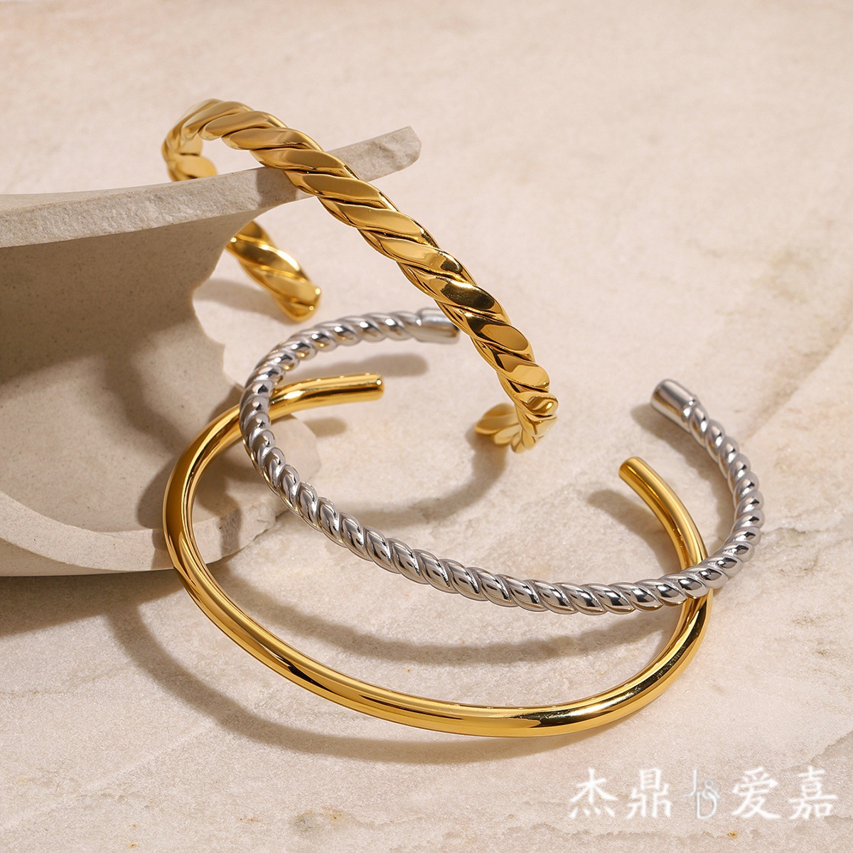 Pulsera de acero titanio estilo europeo y americano Jieding con baño de oro de 18K, joyería de diseño en acero inoxidable, pulsera de acero inoxidable de lujo ligero.