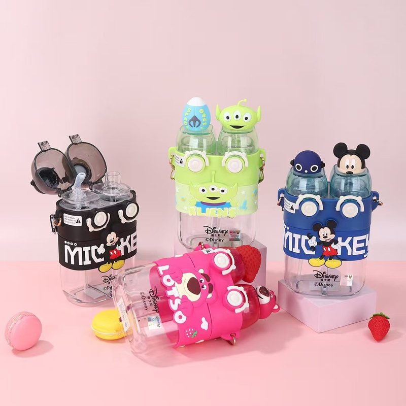 見栄えの良いダブルコンパートメントとダブルドリンク子供用プラスチックカップ、持ち運び可能なストロー付きのクリエイティブなカップ、かわいい漫画のスポーツボトル|undefined