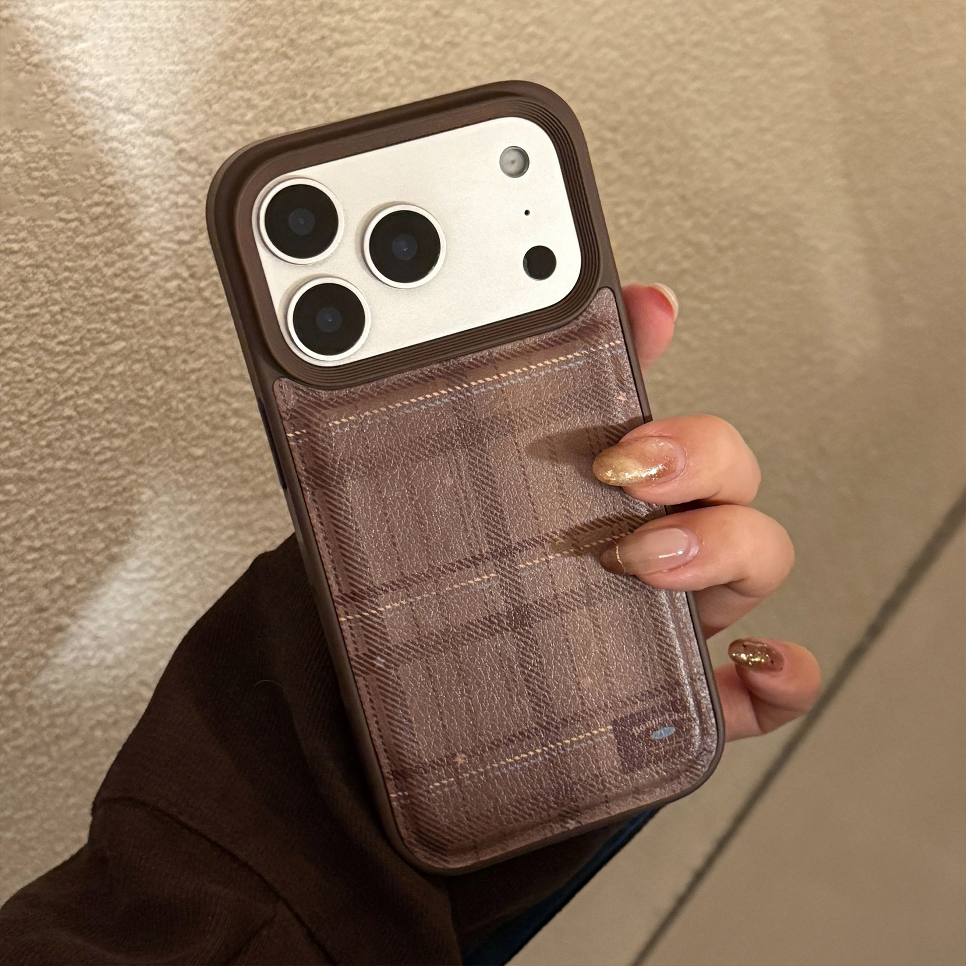Vintage Leder-Handyhülle mit Fruchtmotiv für iPhone 17 Pro Max, haselnussbraunes Karomuster, kompatibel mit iPhone 16, 15, 13, 11_voghion.com
