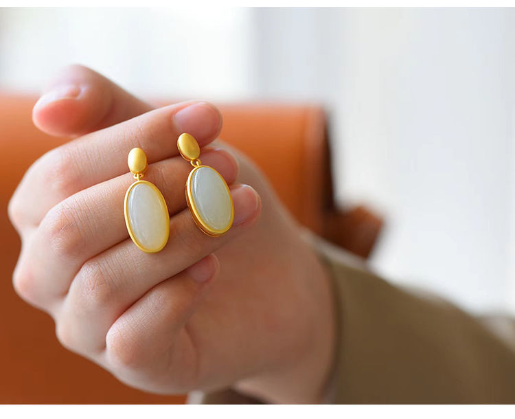 Title 1, Pendientes ovalados de jade Hotan para mujer. E...