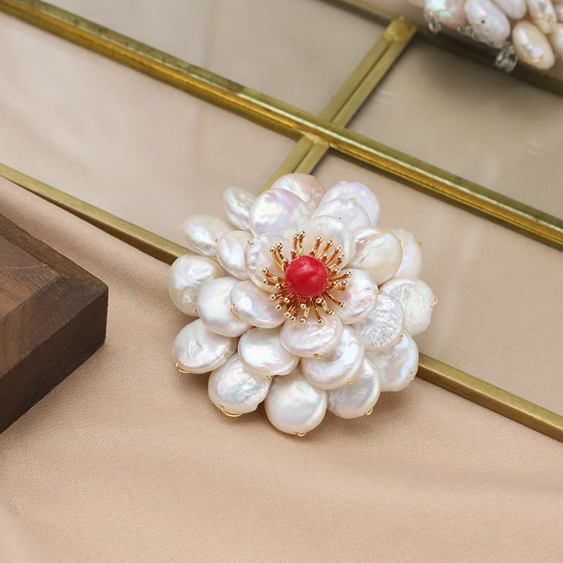 Broche de perlas naturales con borlas de bambú marino y flores, moda de alta gama, redondo y exquisito, broche de perlas estilo Chanel de alta calidad para mujer.