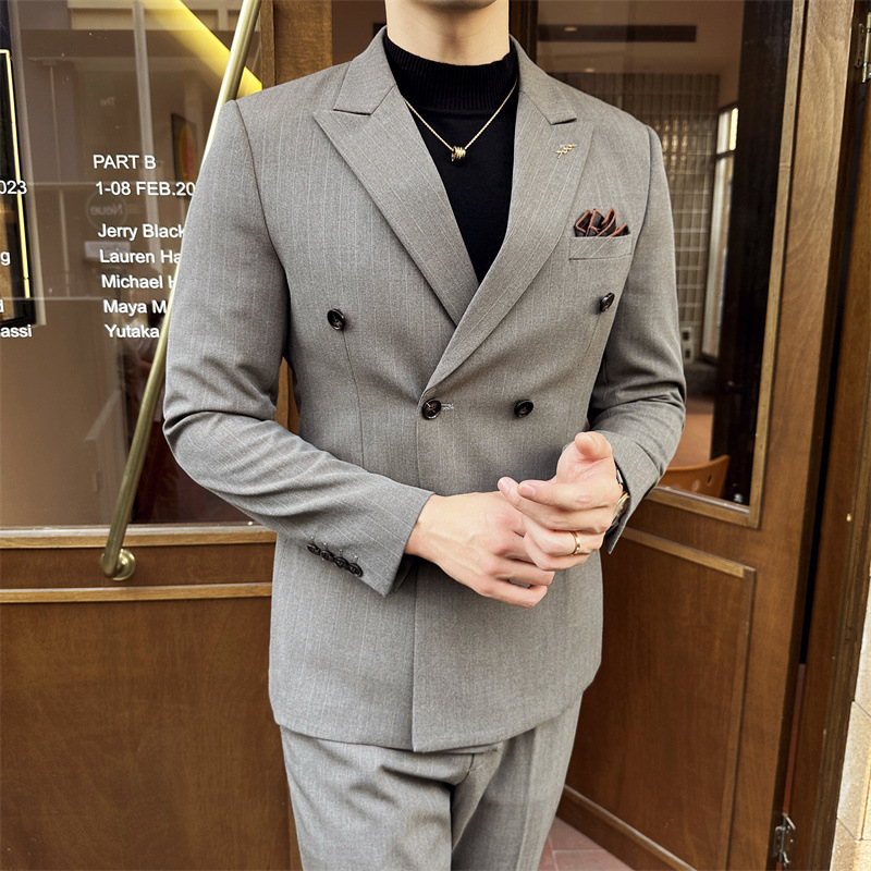 Completo da uomo slim fit composto da blazer e pantaloni | Abito moderno a righe, casual ed elegante, ideale per matrimoni e ufficio._voghion.com