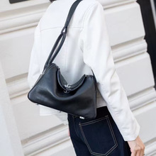 黑色简约柔软斜挎包2024新款男女同款包包单肩手提斜挎枕头药箱包