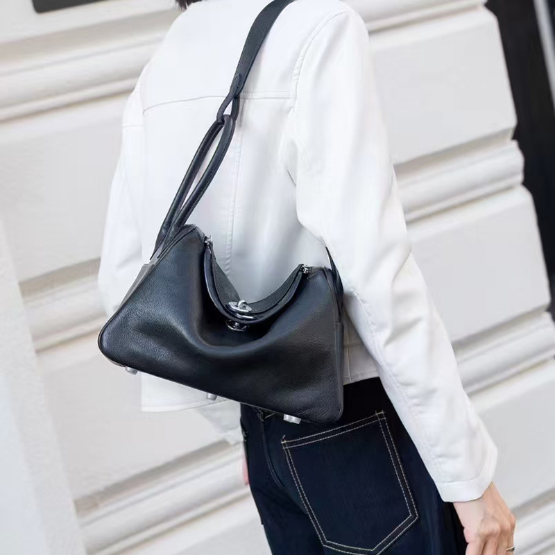 黑色简约柔软斜挎包2024新款男女同款包包单肩手提斜挎枕头药箱包