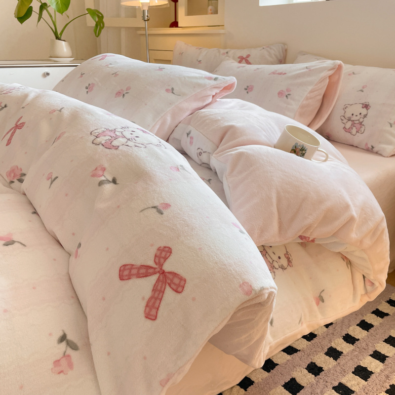 2025 nuevo dibujo animado de leche de seda de cuatro piezas en invierno engrosado calentamiento sábanas de seda de coral cubierta ropa de cama