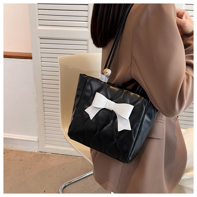 Women's Small Pu Leather Bow Knot Classic Style Flip Cover Underarm Bag display picture 4