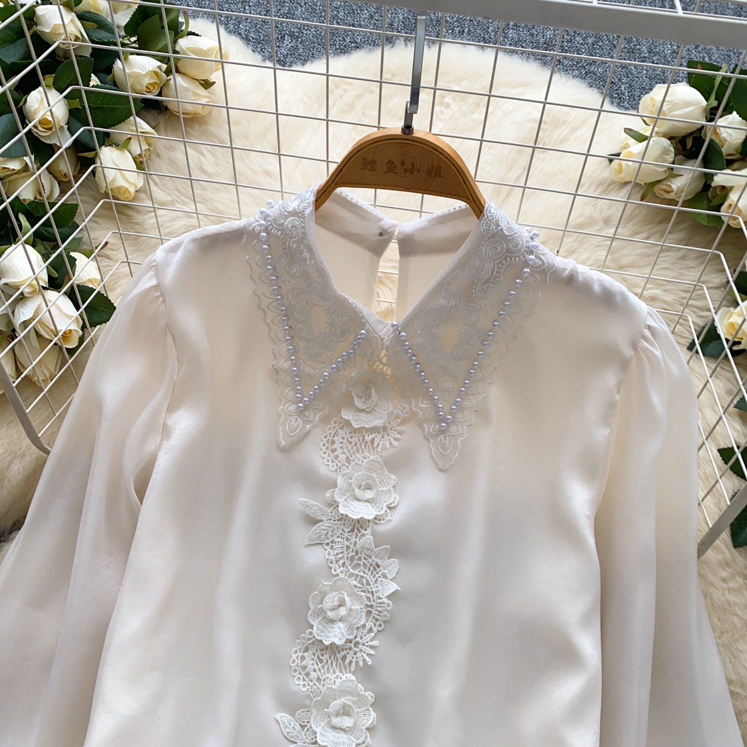 Camicetta donna stile francese in pizzo con perle e dettagli mesh_voghion.com