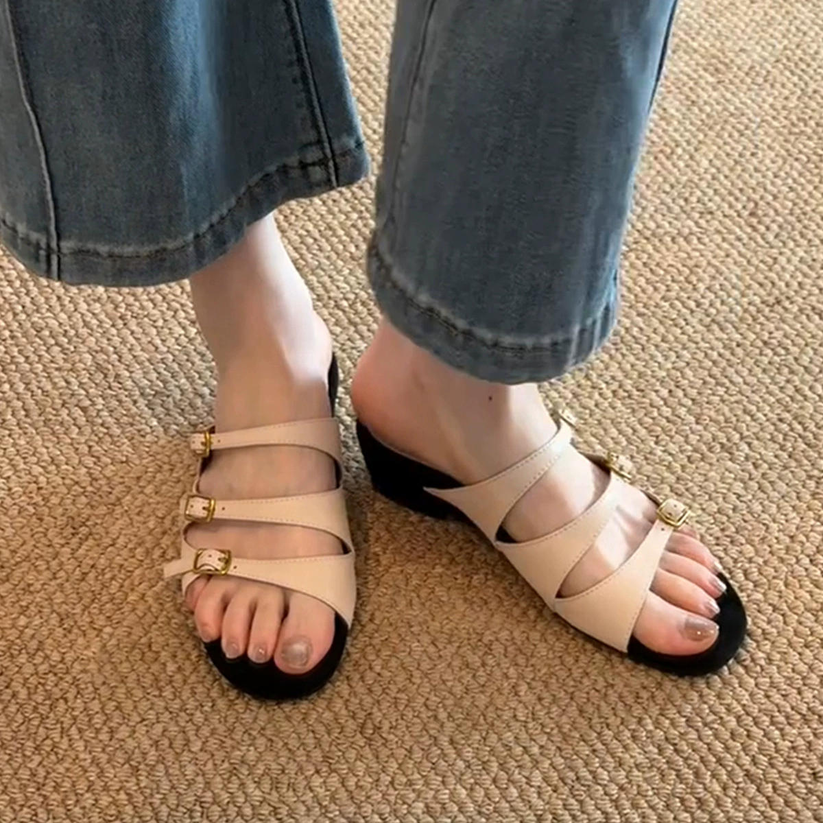 Universal slippers with a strap, french style