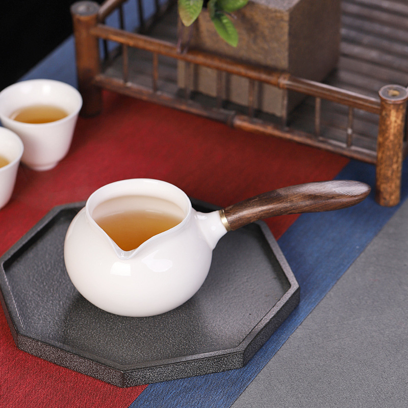 Sheep fat jade white porcelain fair Cup solid wood side handle large Kung Fu Cup ceramic tea dispenser fair cup tea pouring device Tea Sea