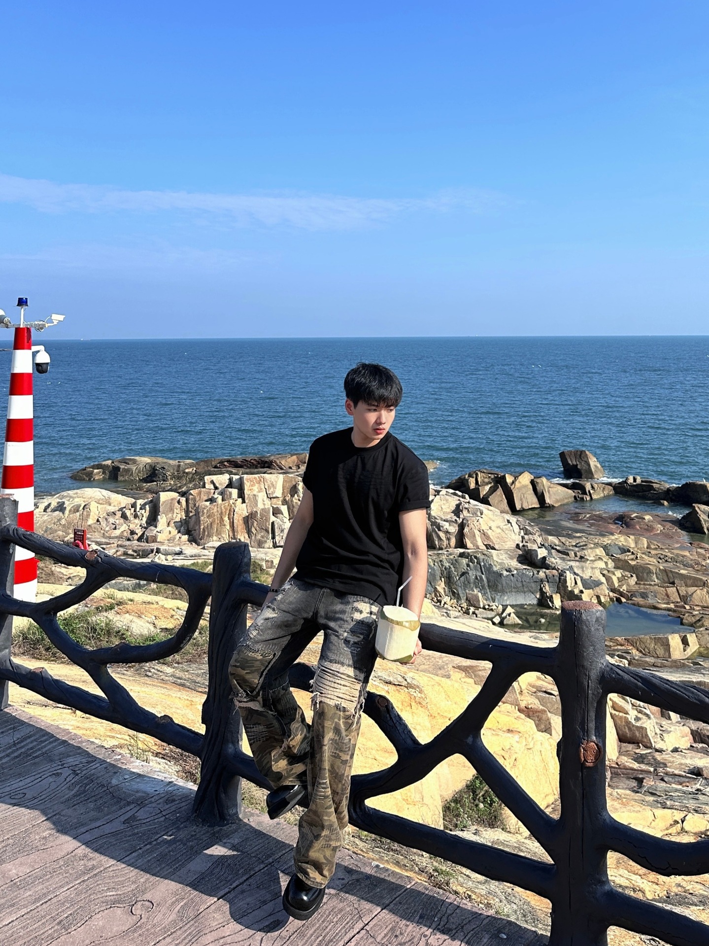 Junge Europäischen Und Amerikanischen Stil Pad Tuch Camouflage Patchwork Zerrissene Jeans 2025 Neue Street Fashion Design Lose Gerade_voghion.com