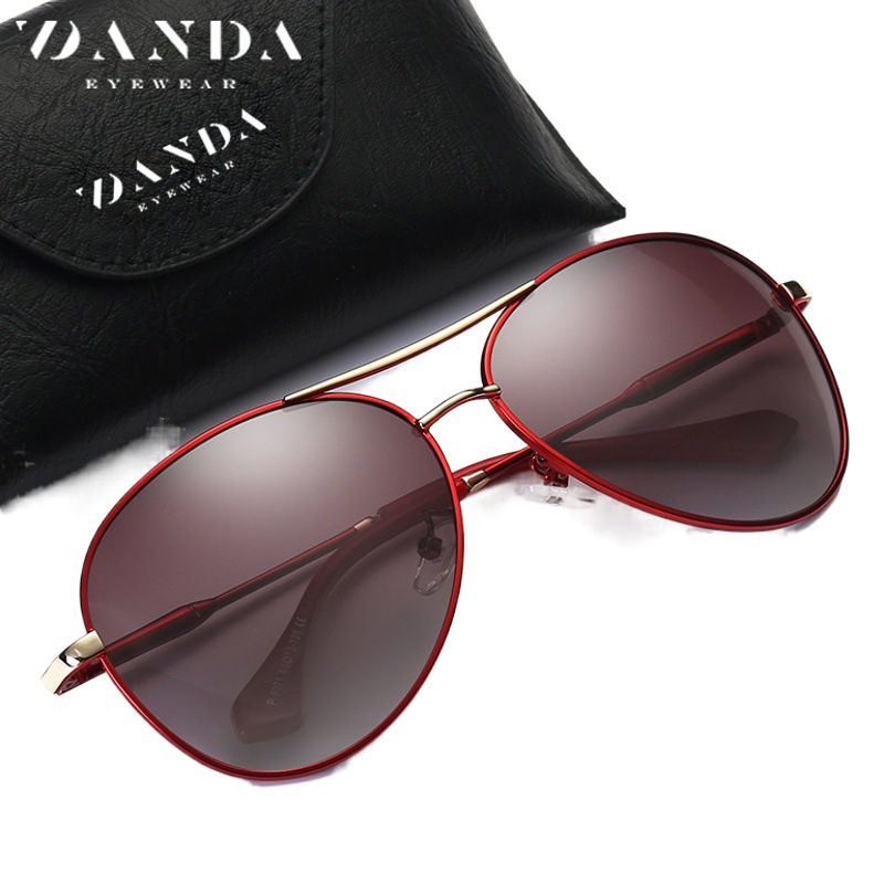 Nuevas gafas de sol para mujer Fashion Net gafas de sol rojas de metal de dos colores 8071 conductores que conducen gafas de sol polarizadas progresivas