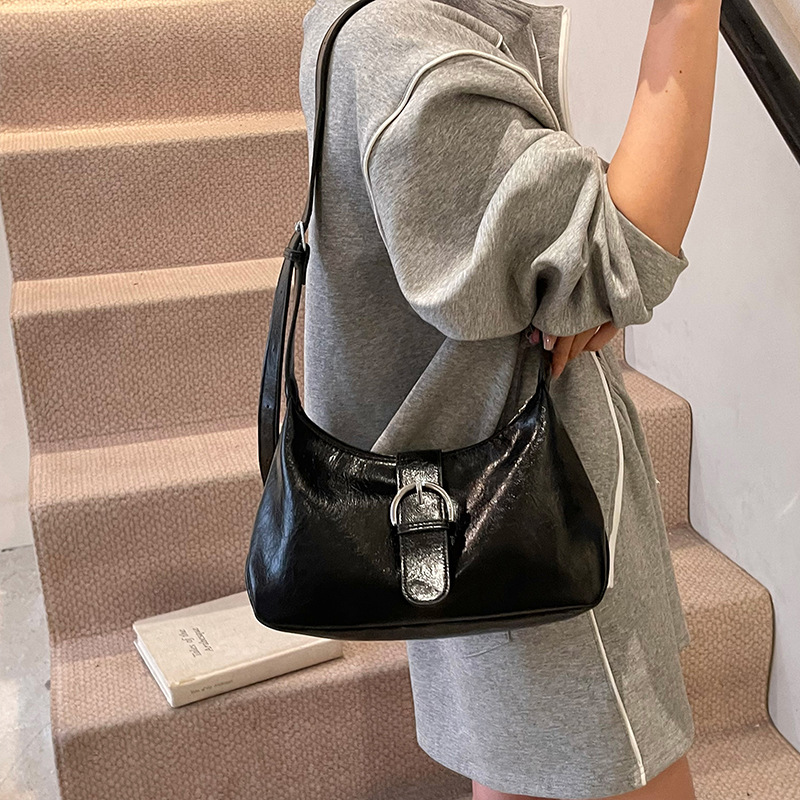 Bolsos grandes populares de este año, nuevos bolsos de mujer de primavera y verano 2025, bolsos de hombro de alta calidad, bolsos de mensajero de estilo universitario de ocio