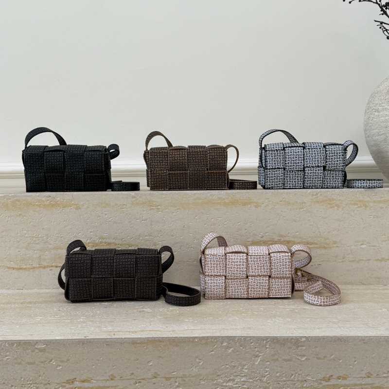 2025 nuevo otoño trenzado empalme de color sólido personalidad simple temperamento fresco estilo de hombro bolso de viaje