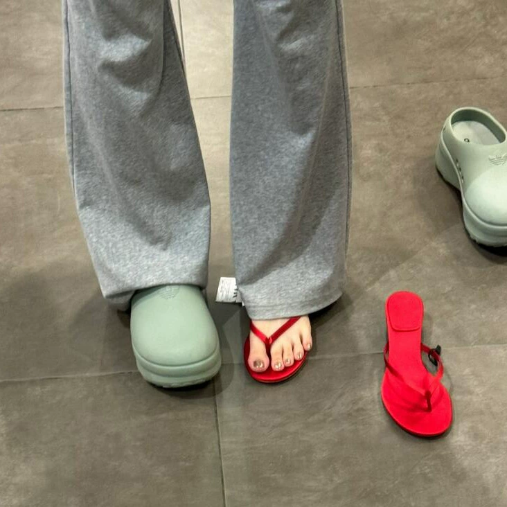 Версия из овчины ~ французские красные шлепанцы из натуральной кожи на среднем каблуке для женской летней верхней одежды, сандалии на кошачьем каблуке, полутапочки на высоком каблуке, сандалии