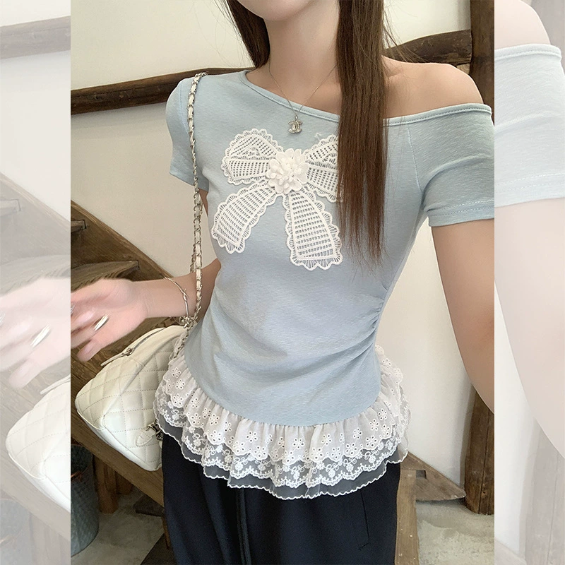 Реальный снимок и реальная цена. Новая летняя модель 2025 года, шикарный дизайн с кружевными вставками, облегающая футболка с косым плечом и коротким рукавом для женщин.