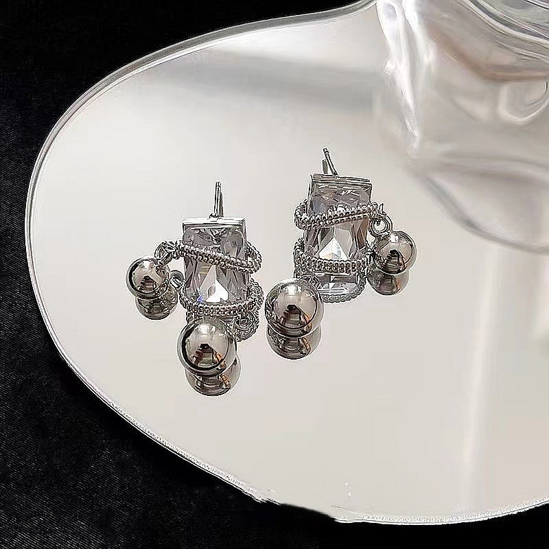 Daily Occasion Mixed materials Material 1 Pair Elegant Geometric Solid Color Plating Mixed Materials Rhinestones Ear Studs